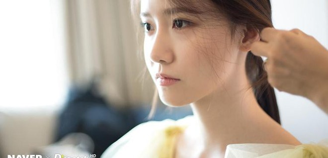 Hậu trường màn khoe sắc như tiên tử của Yoona (SNSD) tại LHP Busan: Xẻ ngực sâu nóng mắt, choáng khi zoom cận mặt - Ảnh 1.