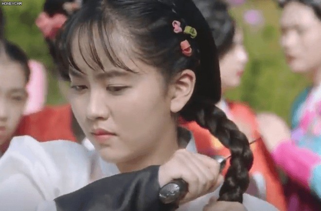 Bị hại với kiểu tóc từ thời tiền sử, Kim So Hyun kém xinh hẳn trước nam chính Tiểu Sử Chàng Nok Du! - Ảnh 3.