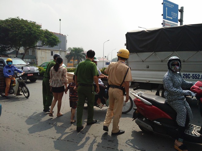 Hà Nội: Người phụ nữ bỏ lại con nhỏ trèo qua lan can cầu Chương Dương khóc lóc khiến nhiều người hoảng sợ - Ảnh 3.