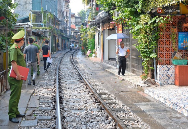 Hà Nội: Một số quán cà phê đường tàu bị phá dỡ do vi phạm hành lang an toàn giao thông, nhiều bạn trẻ ngơ ngác ra về - Ảnh 4.