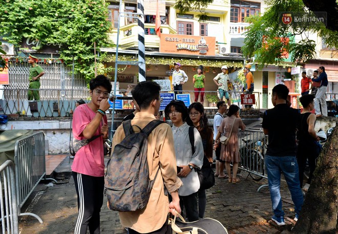 H&agrave; Nội: Một số qu&aacute;n c&agrave; ph&ecirc; đường t&agrave;u bị ph&aacute; dỡ do vi phạm h&agrave;nh lang an to&agrave;n giao th&ocirc;ng, nhiều bạn trẻ ngơ ng&aacute;c ra về - Ảnh 5.