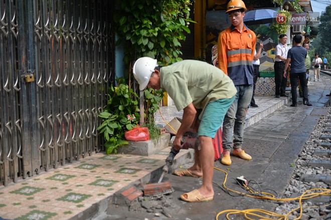 Hà Nội: Một số quán cà phê đường tàu bị phá dỡ do vi phạm hành lang an toàn giao thông, nhiều bạn trẻ ngơ ngác ra về - Ảnh 3.