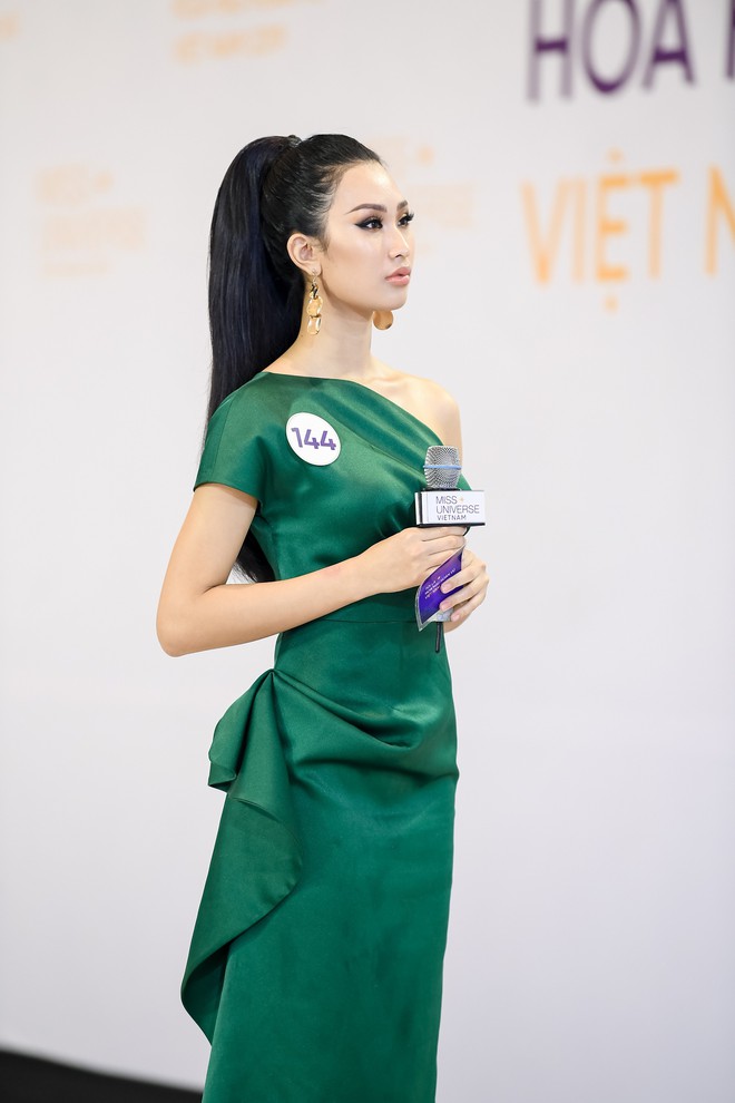 Vũ Thu Phương cân hết dàn giám khảo Hoa hậu Hoàn vũ bởi những màn đối đáp cực gắt với thí sinh - Ảnh 5.