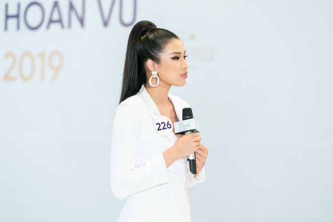 Vũ Thu Phương cân hết dàn giám khảo Hoa hậu Hoàn vũ bởi những màn đối đáp cực gắt với thí sinh - Ảnh 4.