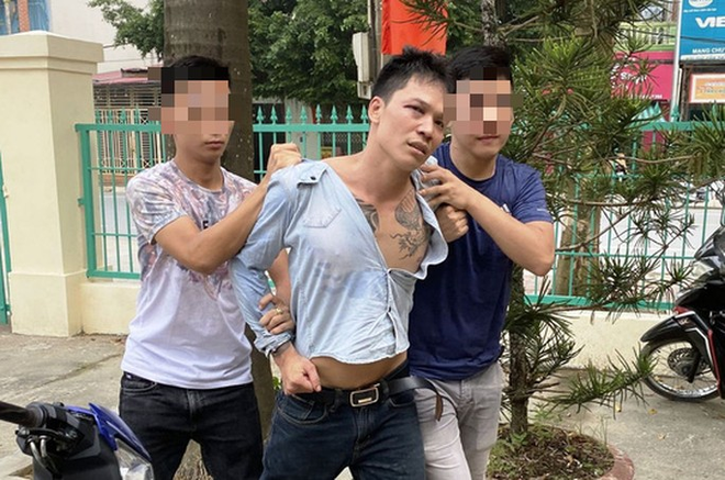 Cảnh s&aacute;t h&igrave;nh sự t&oacute;m gọn thanh ni&ecirc;n xăm trổ đang cưỡng đoạt tiền của gi&aacute;m đốc doanh nghiệp  - Ảnh 1.