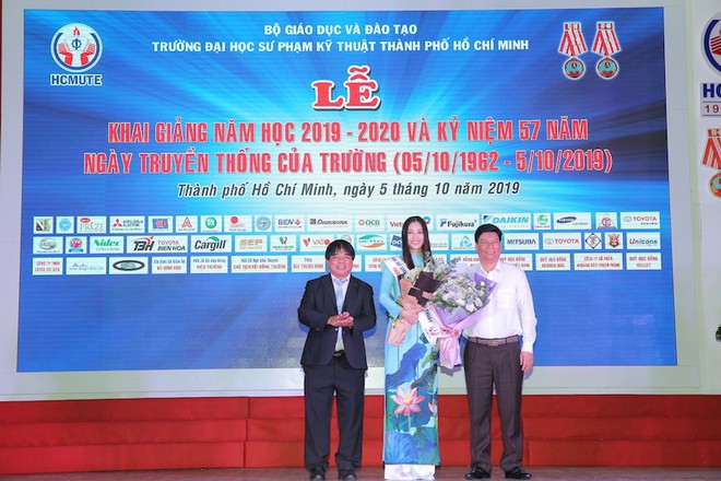 Sinh viên hoa hậu Tiểu Vy đến muộn trong lễ khai giảng - Ảnh 2.