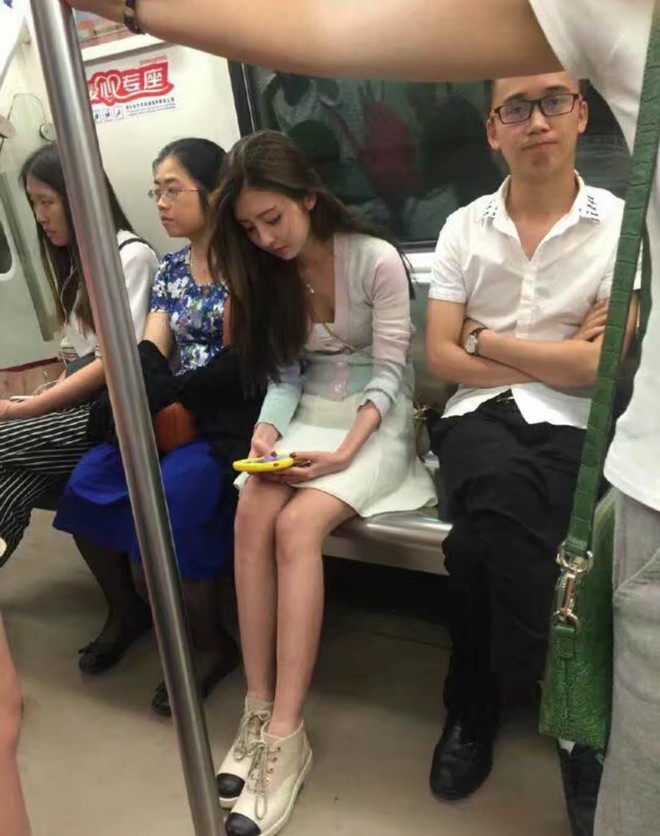 Vô tình gặp nữ thần trên tàu điện ngầm, truy tìm danh tính mới biết hóa ra người quen - Ảnh 1.