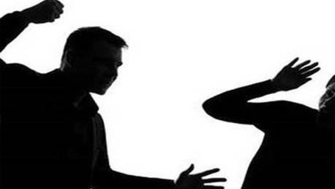 R&uacute;ng động một phụ nữ bị cướp đập b&uacute;a đinh v&agrave;o đầu, b&oacute;p cổ trong nh&agrave; - Ảnh 1.