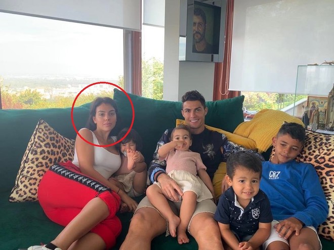 Ronaldo là tượng đài sống của bóng đá, và không có cầu thủ nào có thể so sánh được với tài năng của anh ấy. Hãy xem hình ảnh mới nhất của anh ấy để thấy sự khác biệt giữa những người chơi thông thường và những người chơi huyền thoại.