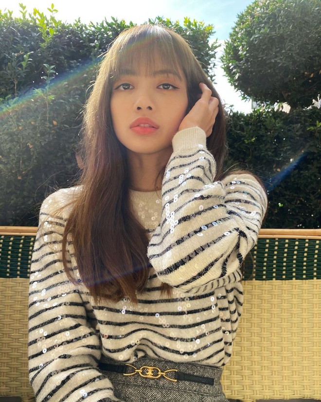 Cuối tuần chill thế này, Lisa (BLACKPINK) selfie sương sương chẳng thèm chỉnh mà khiến dân tình mê mẩn thế này đây - Ảnh 1.