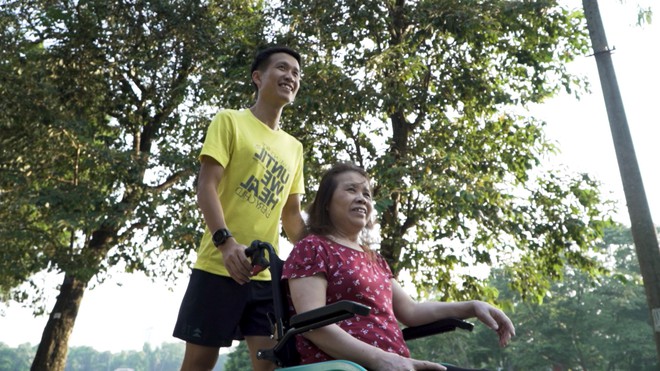 Marathon xuyên Việt: Xúc động với chàng trai đẩy xe lăn cho mẹ cùng chạy bộ! - Ảnh 2.