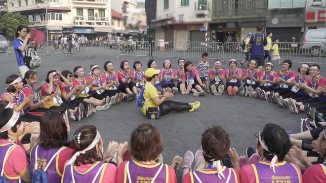Marathon xuyên Việt: Xúc động với chàng trai đẩy xe lăn cho mẹ cùng chạy bộ! - Ảnh 4.