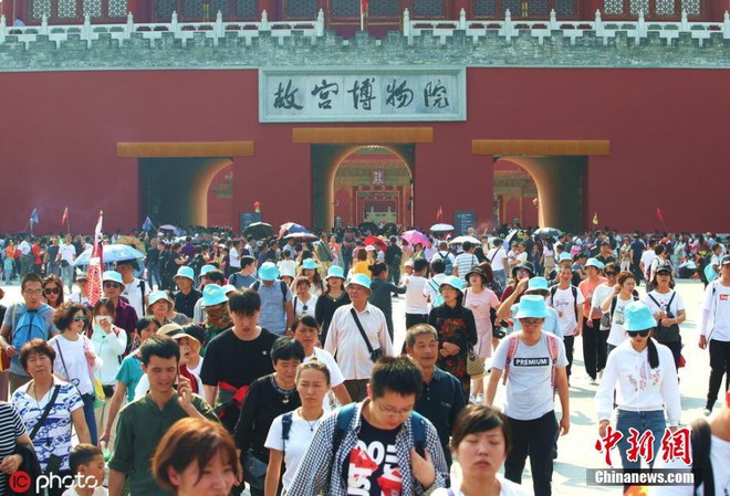 Cảnh tượng biển người mênh mông trong kỳ nghỉ lễ Quốc Khánh Trung Quốc: Người dân đứng chật cứng cả cây cầu chỉ để check-in - Ảnh 9.