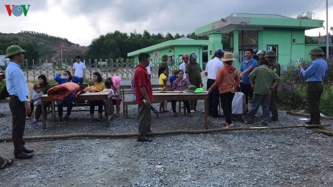 Kh&ocirc;ng được di dời, d&acirc;n chặn nh&agrave; m&aacute;y r&aacute;c phản đối - Ảnh 1.
