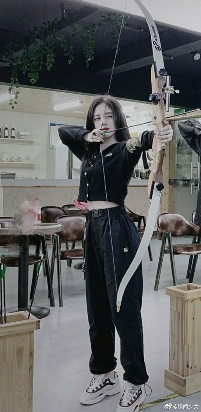 G&oacute;c nghi&ecirc;ng d&agrave;n mỹ nh&acirc;n thế hệ mới Cbiz khi bắn cung: Ng&ocirc; Tuy&ecirc;n Nghi lộ nhược điểm, Tzuyu c&oacute; tận 2 đối thủ xứng tầm? - Ảnh 4.