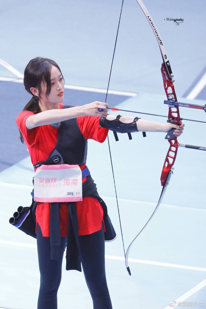 G&oacute;c nghi&ecirc;ng d&agrave;n mỹ nh&acirc;n thế hệ mới Cbiz khi bắn cung: Ng&ocirc; Tuy&ecirc;n Nghi lộ nhược điểm, Tzuyu c&oacute; tận 2 đối thủ xứng tầm? - Ảnh 5.