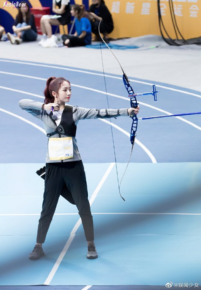 G&oacute;c nghi&ecirc;ng d&agrave;n mỹ nh&acirc;n thế hệ mới Cbiz khi bắn cung: Ng&ocirc; Tuy&ecirc;n Nghi lộ nhược điểm, Tzuyu c&oacute; tận 2 đối thủ xứng tầm? - Ảnh 11.
