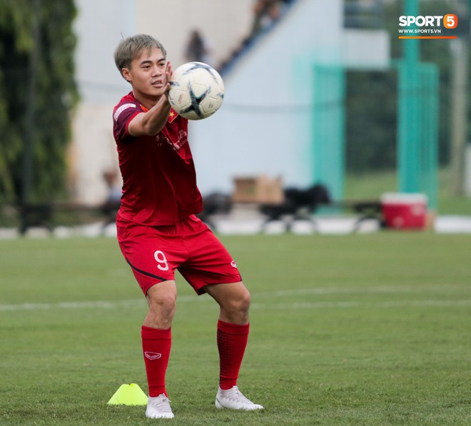 Văn Toàn bị đồng đội phá bĩnh khi đang hăng say thể hiện kỹ năng bắt gôn trên tuyển Việt Nam - Ảnh 1.