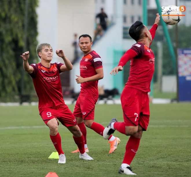 Văn Toàn bị đồng đội phá bĩnh khi đang hăng say thể hiện kỹ năng bắt gôn trên tuyển Việt Nam - Ảnh 3.