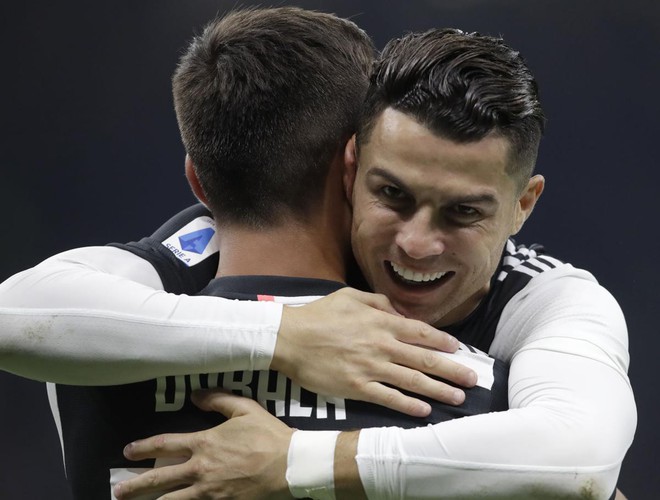 Khoảnh khắc sốc nặng: Ronaldo tình tứ, hôn trộm má anh chàng cầu thủ siêu đẹp trai trước vô số máy quay - Ảnh 4.