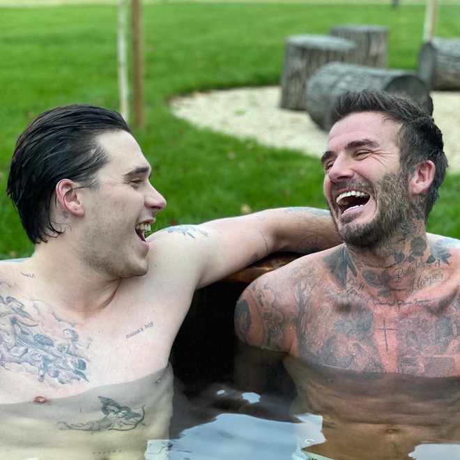 Cha con Beckham tươi rói khi cùng nhau tắm chung giữa cơn giá lạnh, các fan thì phát hiện ra điều đặc biệt này khi cả hai cùng cởi áo - Ảnh 1.
