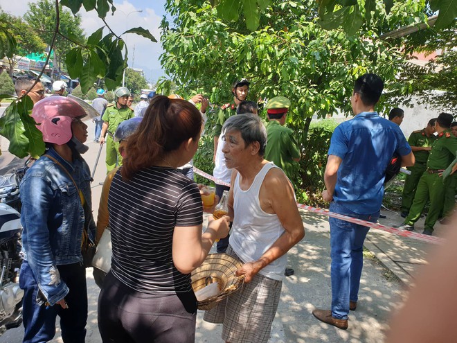 Vụ gã đàn ông quỵt tiền mua dâm, đâm 2 người phụ nữ trọng thương: Chồng bàng hoàng khi thấy vợ nằm gục trên vũng máu - Ảnh 2.