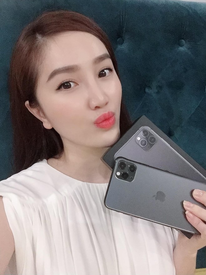 Hàng chục nghệ sỹ Việt đua nhau rinh iPhone 11, táo khuyết tại Việt Nam chưa bao giờ hết hot! - Ảnh 20.