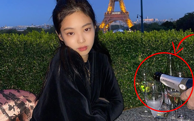 Chỉ với 1 chai rượu sâm panh “lấp ló” trong ảnh check-in tháp Eiffel, Jennie đã được netizen khen ngợi hiếu thảo với mẹ hết lời - Ảnh 6.