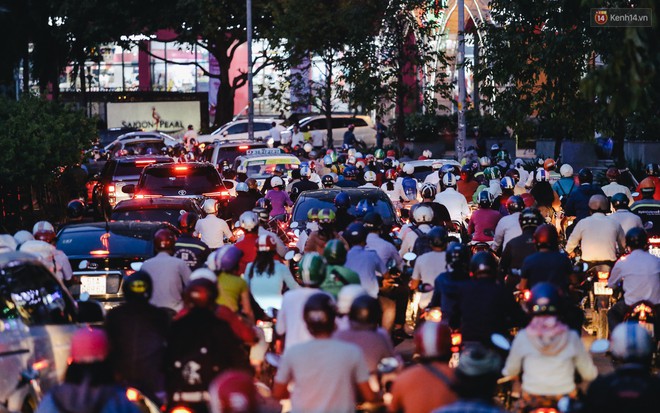 TP.HCM: Nút giao thông huyết mạch bị đóng để phục vụ nâng đường chống ngập, nhiều em nhỏ ngủ gật vì kẹt xe hàng giờ - Ảnh 1.