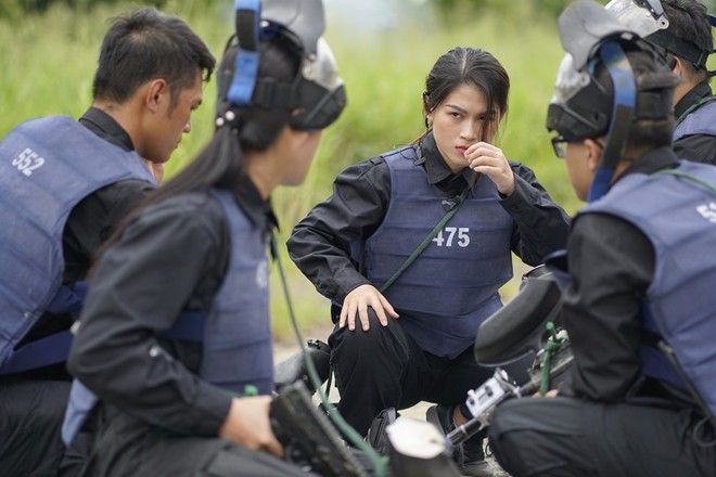 Mỹ nhân hành động: Phương Oanh khóc nức nở, Ngọc Thanh Tâm - Oxy đau đớn đi giải cứu con tin - Ảnh 7.