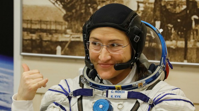 NASA tái khởi động đội nữ du hành gia đi bộ đầu tiên trong không gian - Ảnh 1.