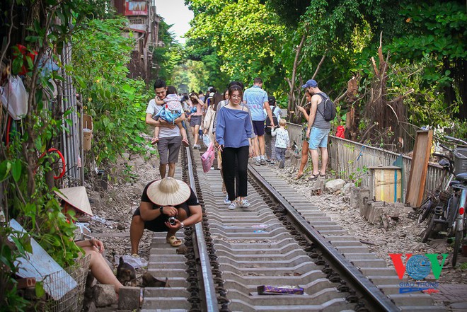 Tàu qua phố cà phê Phùng Hưng phải dừng khẩn cấp vì dân chạy không kịp - Ảnh 9.