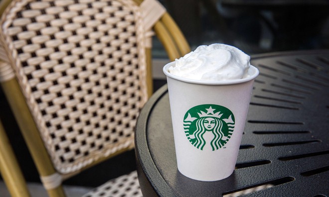 Góc đáng yêu: Starbucks miễn phí thức uống với tên gọi puppuccino dành riêng cho các boss cún đi cà phê cùng chủ - Ảnh 4.