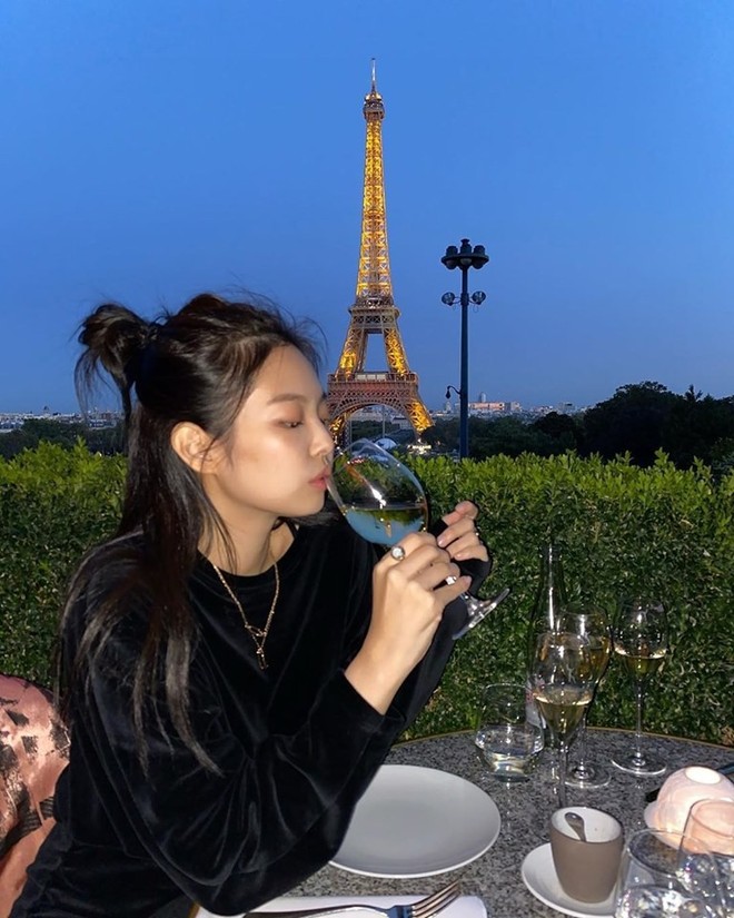 Chỉ với 1 chai rượu sâm panh “lấp ló” trong ảnh check-in tháp Eiffel, Jennie đã được netizen khen ngợi hiếu thảo với mẹ hết lời - Ảnh 5.
