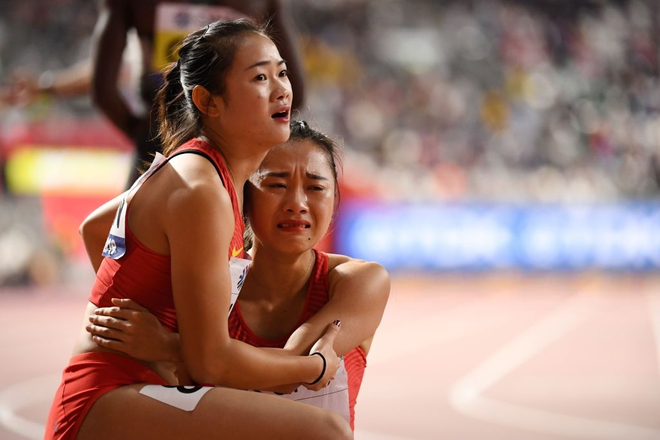 Đội tuyển điền kinh nữ Trung Quốc trình diễn thảm họa tại giải thế giới, tiếp tục trở thành trò cười vì pha chữa cháy có một không hai - Ảnh 3.