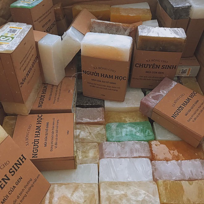 Dân mạng phát sốt trước cục xà bông nhiều màu sắc, đặc biệt dòng chữ tỏ tình muối mặn đọc chữ nào nhận ra ngay học sinh chuyên đó - Ảnh 3.
