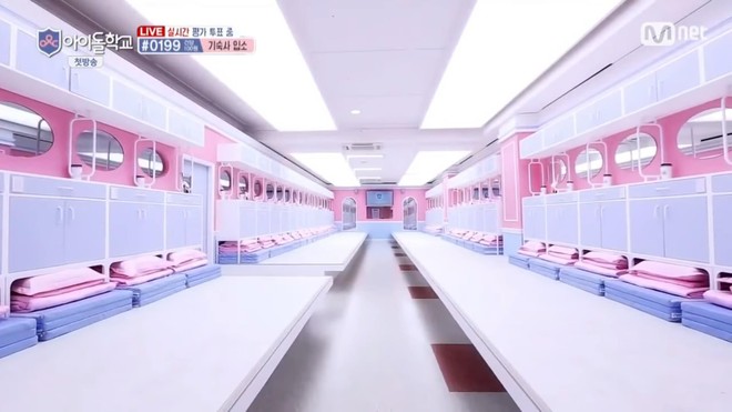 Thêm trò bịp của Mnet: Thí sinh thi show thực tế chỉ được giả vờ ngủ ở ký túc xá màu hồng - Ảnh 2.