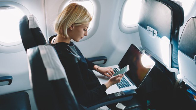 Vì sao máy bay luôn ghét khách dùng điện thoại, laptop nhưng vẫn cấp Wi-Fi thoải mái? - Ảnh 2.
