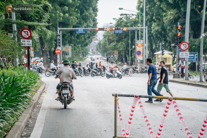 Ảnh, clip: Rào chắn nửa đường Kim Mã để thi công metro Nhổn - ga Hà Nội, giao thông hỗn loạn - Ảnh 5.