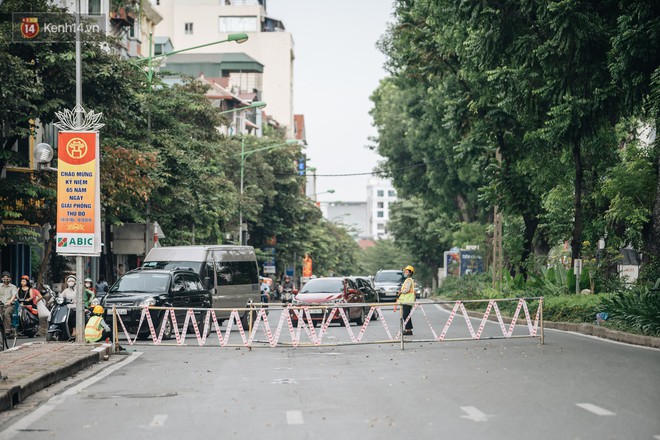 Ảnh, clip: Rào chắn nửa đường Kim Mã để thi công metro Nhổn - ga Hà Nội, giao thông hỗn loạn - Ảnh 2.