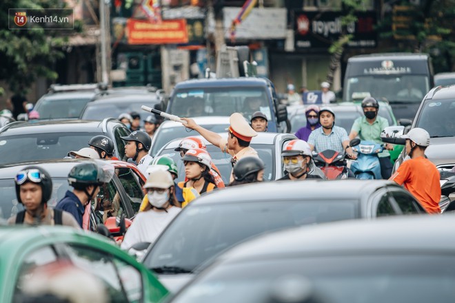 Ảnh, clip: Rào chắn nửa đường Kim Mã để thi công metro Nhổn - ga Hà Nội, giao thông hỗn loạn - Ảnh 8.