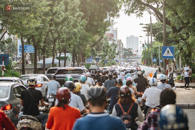 Ảnh, clip: Rào chắn nửa đường Kim Mã để thi công metro Nhổn - ga Hà Nội, giao thông hỗn loạn - Ảnh 9.