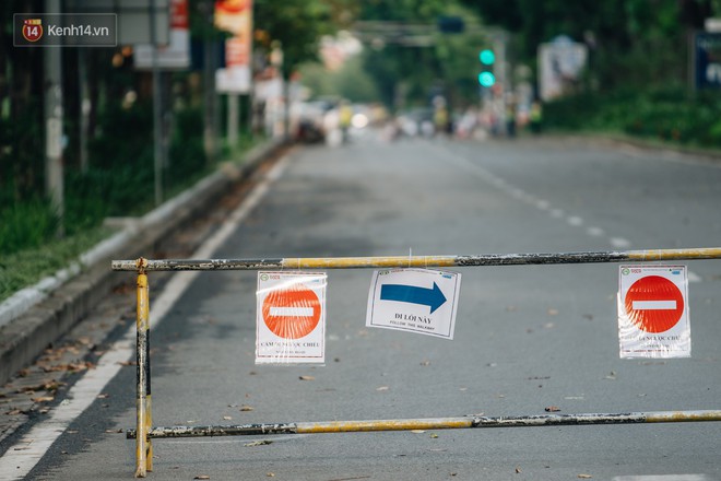 Ảnh, clip: Rào chắn nửa đường Kim Mã để thi công metro Nhổn - ga Hà Nội, giao thông hỗn loạn - Ảnh 3.