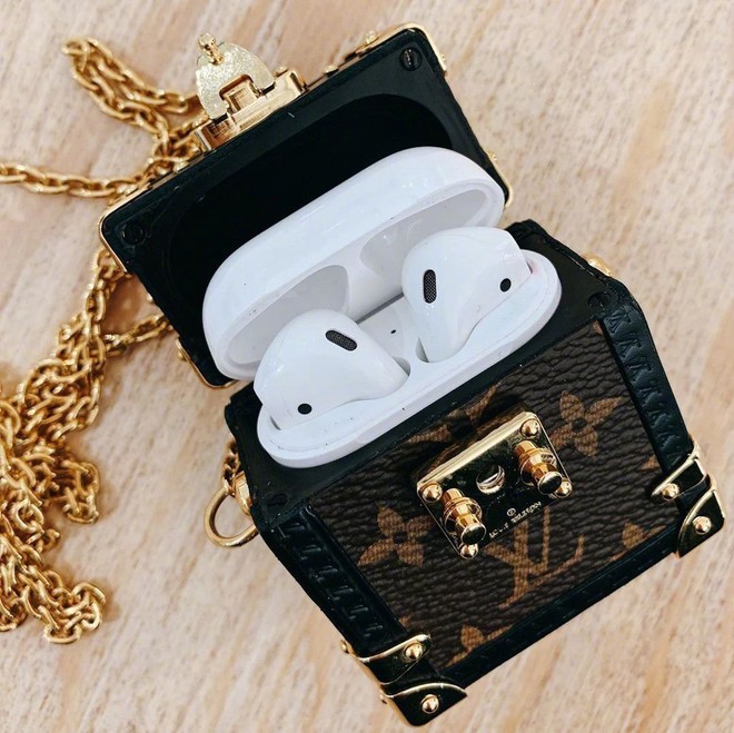 Louis Vuitton vừa giới thiệu hộp đựng AirPods xịn sò, dân tình tức tốc triệu hồi cô em trendy Khánh Linh vào mua - Ảnh 3.