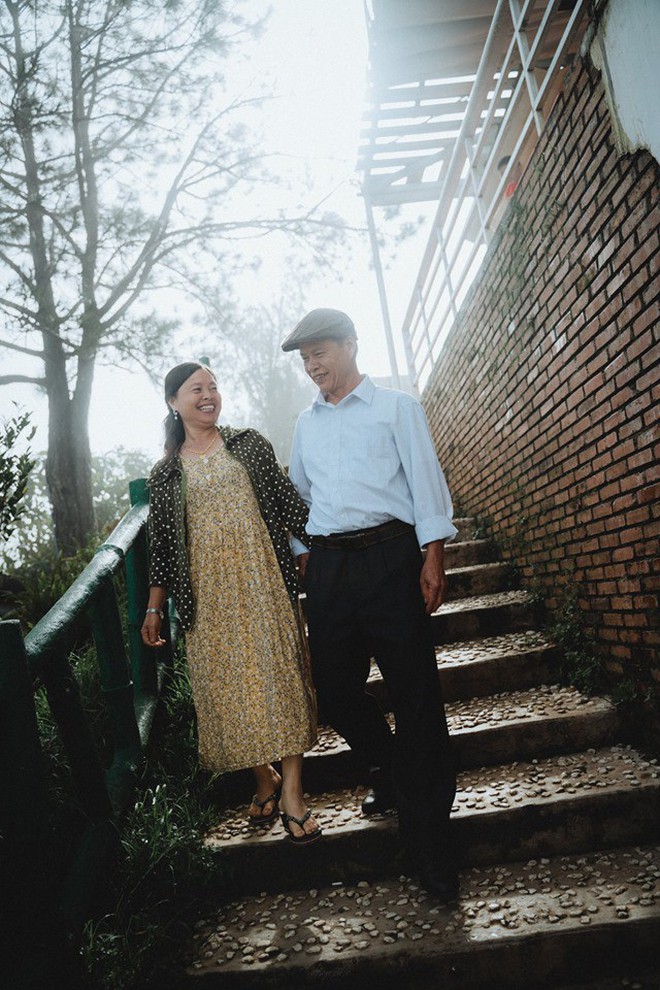 Ch&#224;ng trai H&#224; Nội đưa bố mẹ đi du lịch Đ&#224; Lạt, nh&#226;n tiện l&#224;m lu&#244;n bộ ảnh vừa t&#236;nh vừa thơ với l&#237; do: &quot;Hồi trước c&#225;c cụ cưới nhau kh&#244;ng c&#243; ảnh tử tế!&quot; - Ảnh 9.