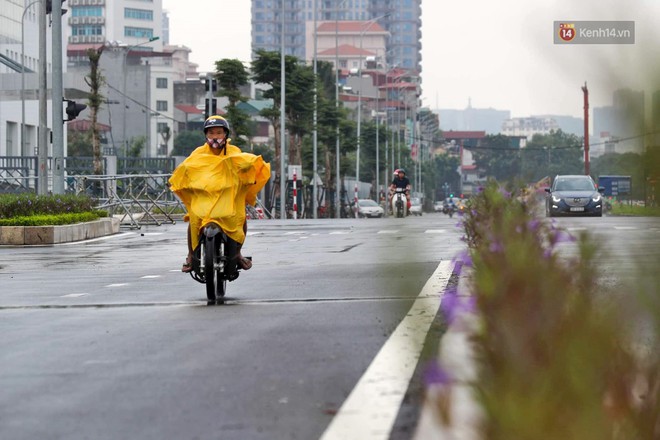 Hà Nội: Cận cảnh tuyến đường Nguyễn Văn Huyên nối dài mới được thông xe - Ảnh 10.