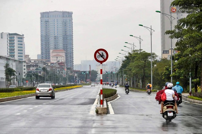 Hà Nội: Cận cảnh tuyến đường Nguyễn Văn Huyên nối dài mới được thông xe - Ảnh 5.