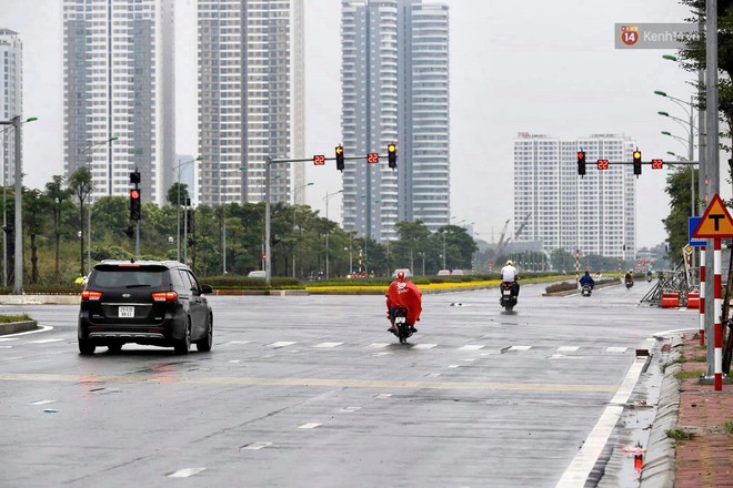 Hà Nội: Cận cảnh tuyến đường Nguyễn Văn Huyên nối dài mới được thông xe - Ảnh 7.