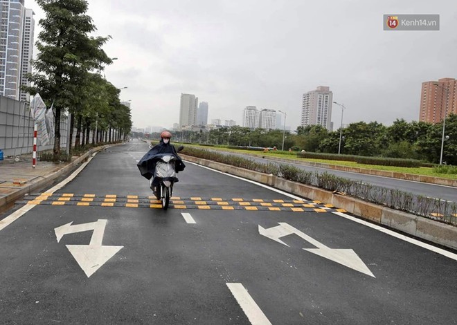 Hà Nội: Cận cảnh tuyến đường Nguyễn Văn Huyên nối dài mới được thông xe - Ảnh 3.