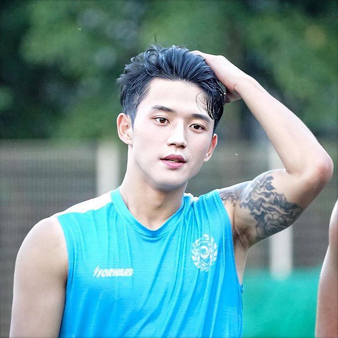 Netizen Việt rần rần vì đứa con hoàn hảo của 2 nam idol đẹp trai nhất nhì nhà SM, ai dè là cầu thủ sinh năm 1997 - Ảnh 2.